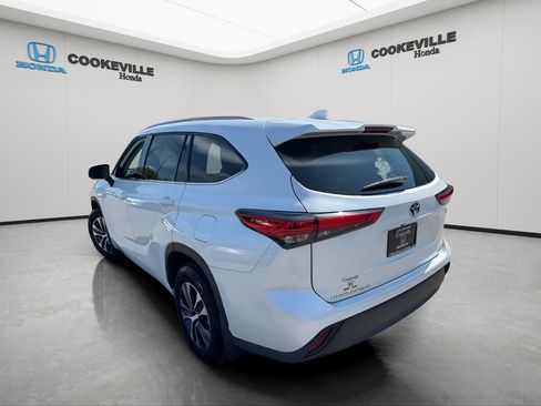 Used 2022 Toyota Highlander XLE AWD/4WD image 5