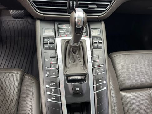 Used 2019 Porsche Macan AWD/4WD image 39