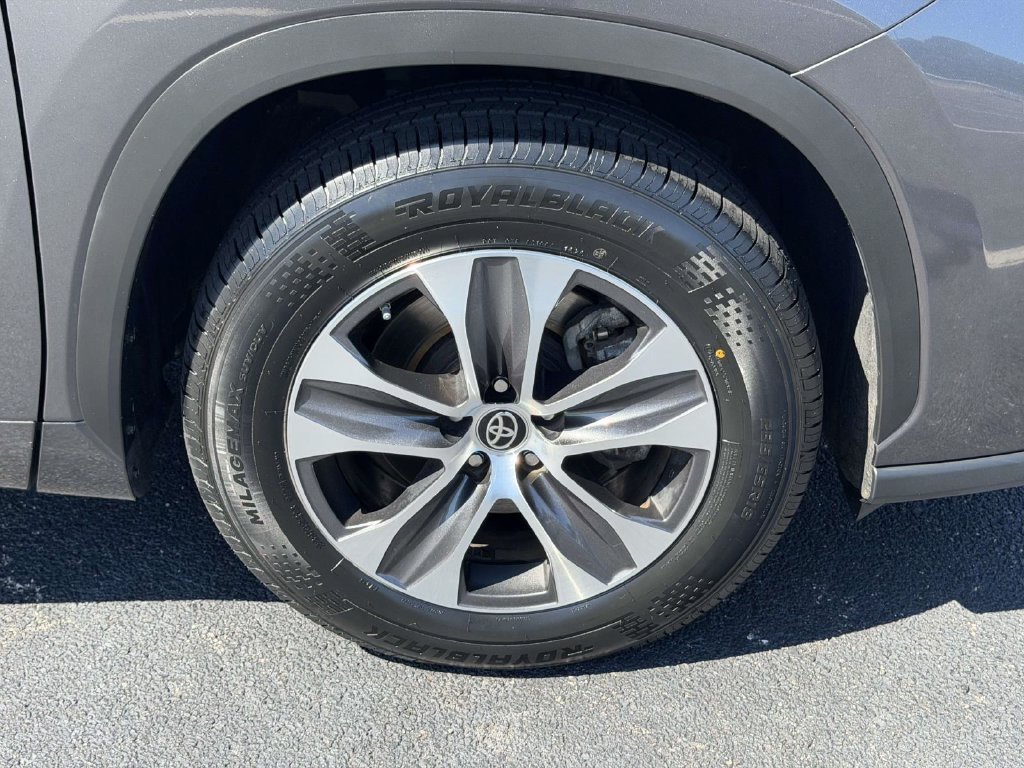 Used 2023 Toyota Highlander XLE FWD image 25