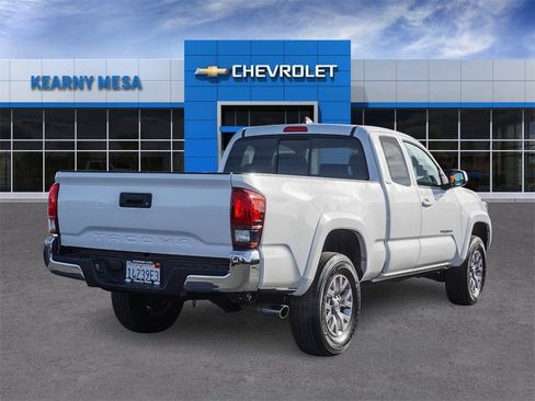 Used 2018 Toyota Tacoma SR5 w/ SR5 Appearance Package (SM) image 6