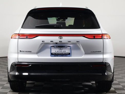 Used 2025 Toyota Crown Signia w/ Advanced Technology Package AWD/4WD image 5