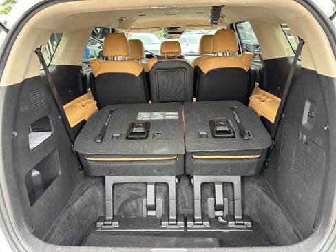 Used 2023 Kia Carnival LX image 16