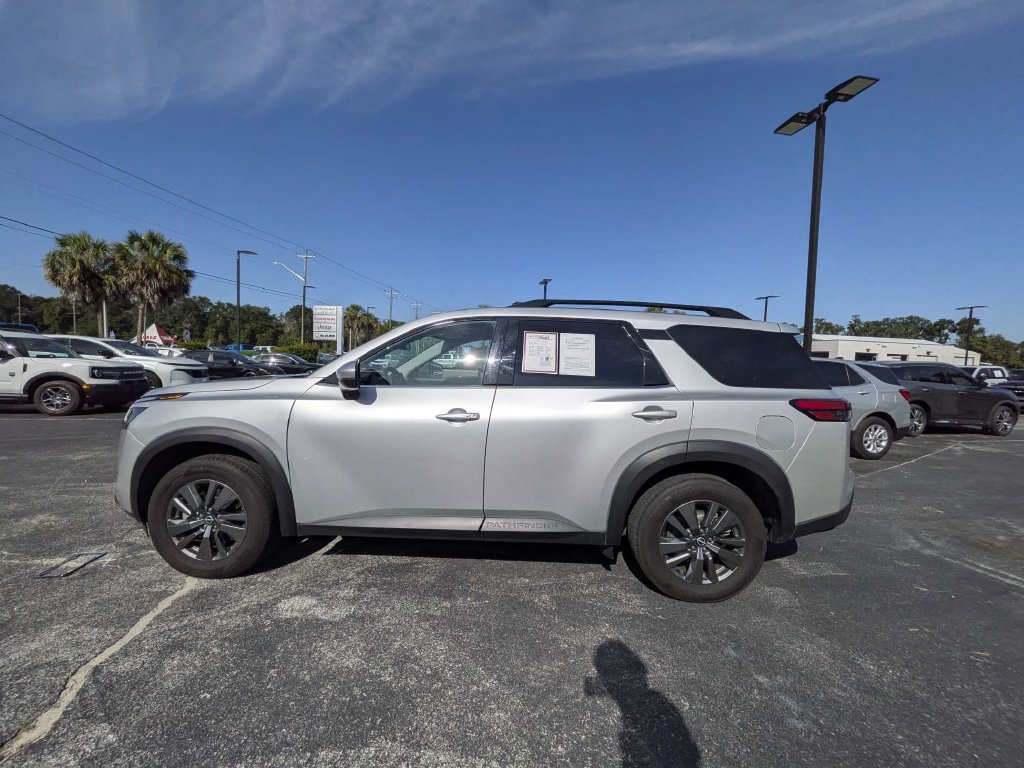 Used 2025 Nissan Pathfinder SV FWD image 5