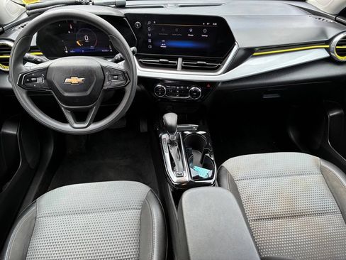 Used 2024 Chevrolet Trax LT FWD image 11