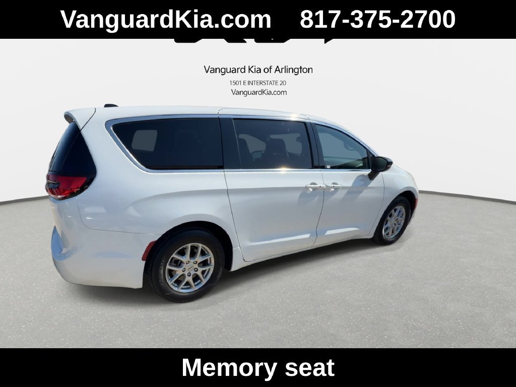 Used 2025 Chrysler Pacifica Select FWD image 9