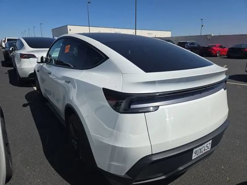 Used 2026 Tesla Model Y 2WD image 6