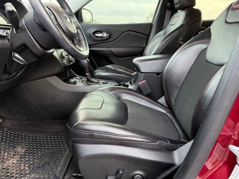 Used 2019 Jeep Cherokee Trailhawk w/ Cold Weather Group image 18