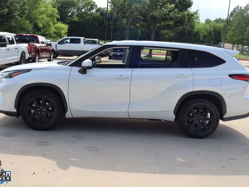 Used 2022 Toyota Highlander L FWD image 7