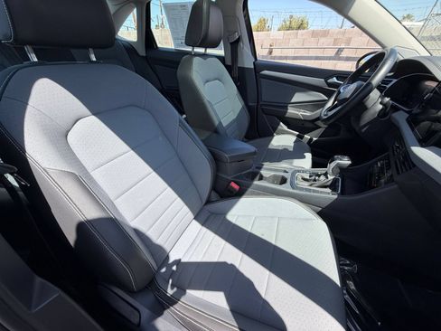 Used 2025 Volkswagen Jetta SE FWD image 37