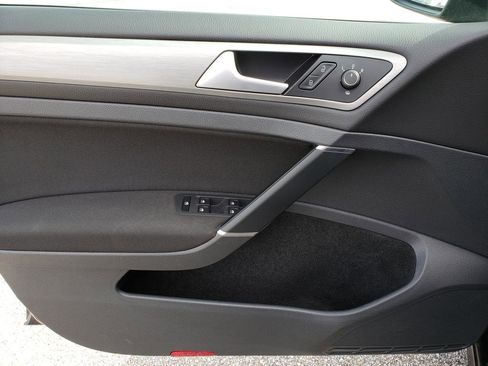 Used 2016 Volkswagen Golf S image 9