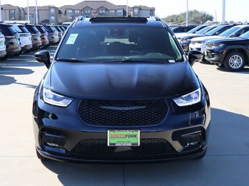 New 2026 Chrysler Pacifica Limited w/ Uconnect Theater Family Group FWD image 2