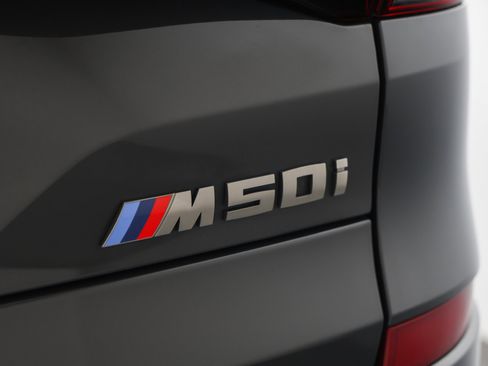 Used 2022 BMW X5 M50i w/ Executive Package image 22