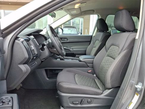 Used 2025 Nissan Pathfinder SV image 14