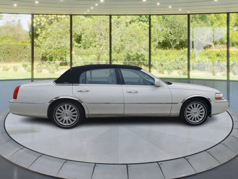 Used 2003 Lincoln Town Car Signature image 4