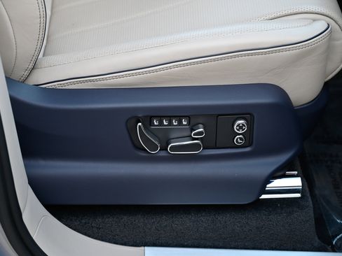 Used 2022 Bentley Bentayga image 56