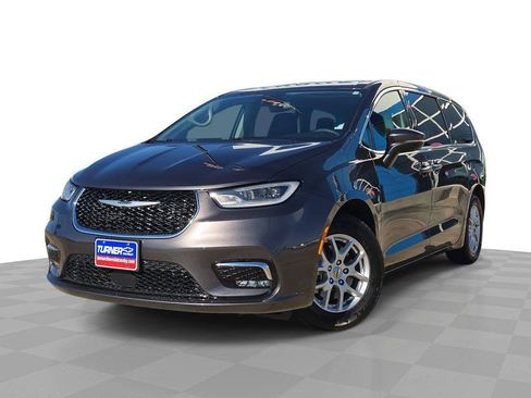 Used 2023 Chrysler Pacifica Touring-L FWD image 1