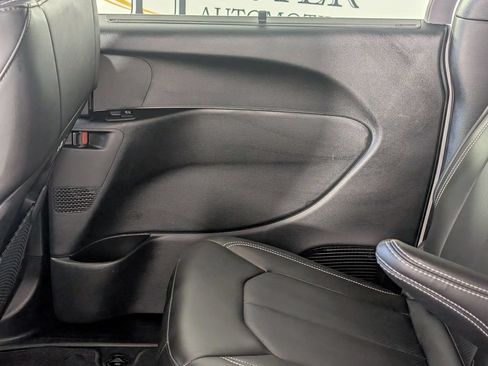 Used 2025 Chrysler Pacifica Select FWD image 26