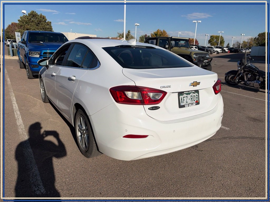 Used 2018 Chevrolet Cruze LT w/ Convenience Package FWD image 3