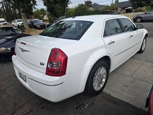 Used 2010 Chrysler 300 Touring RWD image 6