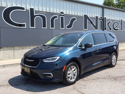 Used 2023 Chrysler Pacifica Touring-L FWD image 1
