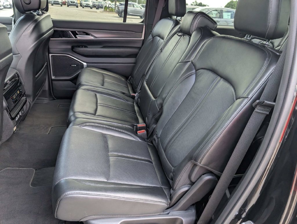 Used 2024 Jeep Wagoneer L Series III w/ Flexible Seating Group AWD/4WD image 18