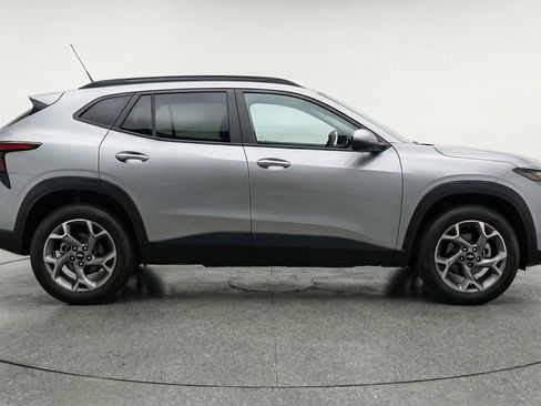 Used 2025 Chevrolet Trax LT FWD image 11