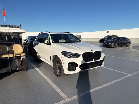 Certified 2022 BMW X5 sDrive40i w/ M Sport Package image 2