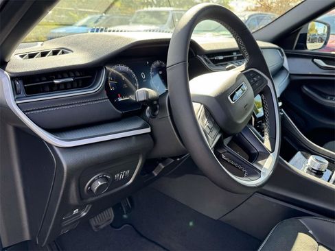 New 2025 Jeep Grand Cherokee Altitude image 2