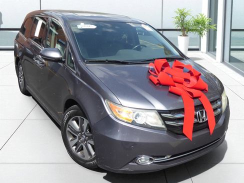 Used 2016 Honda Odyssey Touring Elite image 2