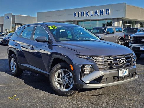 Certified 2025 Hyundai Tucson SE image 1