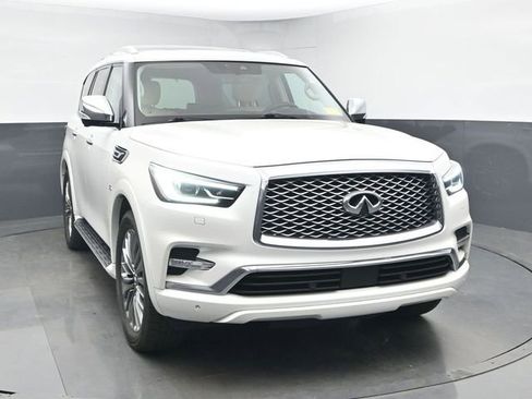 Used 2018 INFINITI QX80 4WD w/ Deluxe Technology Package image 2