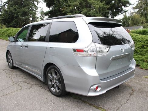 Used 2015 Toyota Sienna SE w/ SE Preferred Package FWD image 4