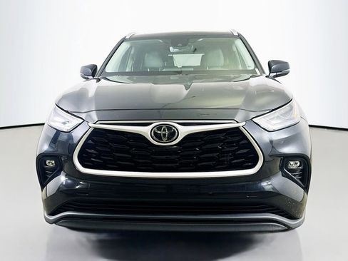 Used 2023 Toyota Highlander XLE image 2