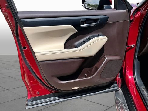 Used 2022 Toyota Highlander XLE FWD image 26