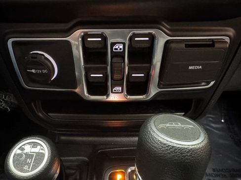 Used 2022 Jeep Gladiator Sport image 16