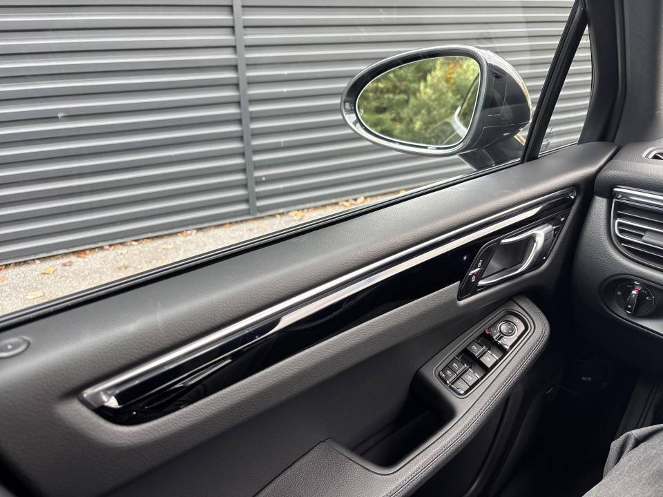 Certified 2026 Porsche Macan AWD/4WD image 24