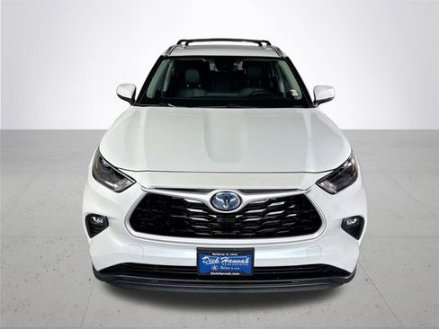 Used 2022 Toyota Highlander XLE AWD/4WD image 3