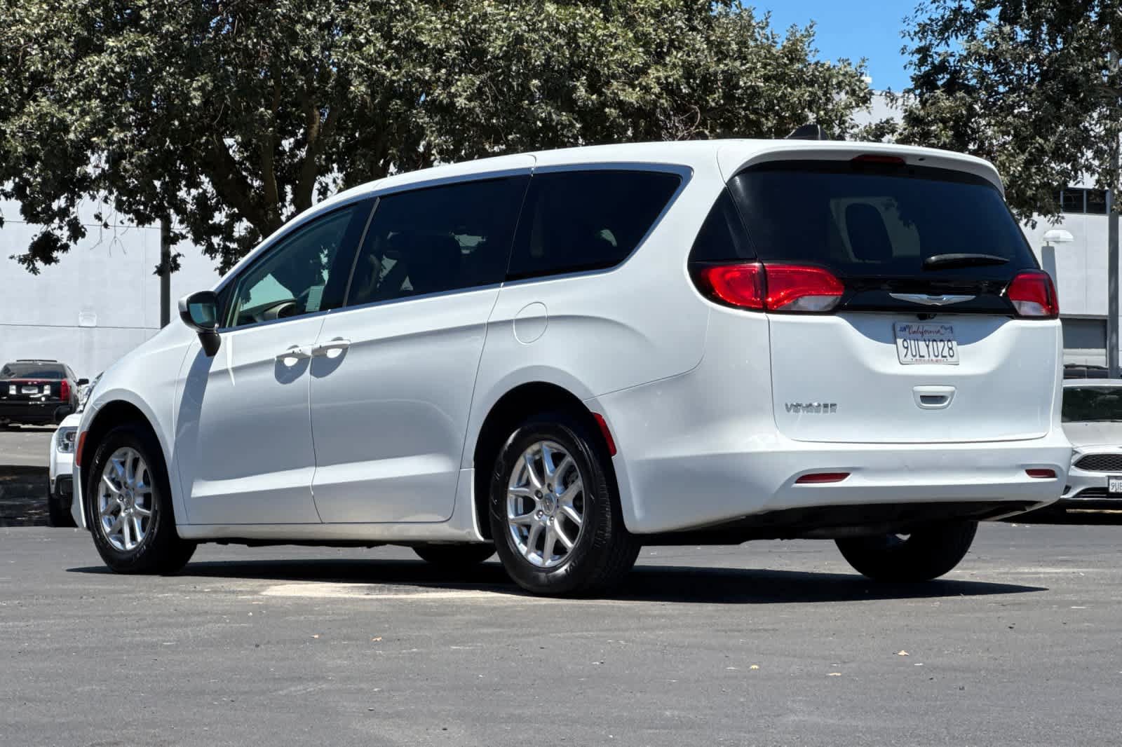 Used 2023 Chrysler Voyager LX FWD image 6