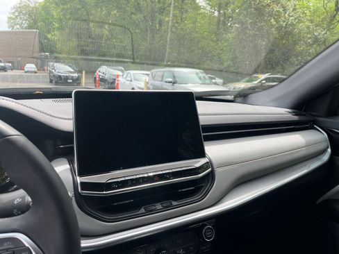 Used 2025 Jeep Compass Limited image 17