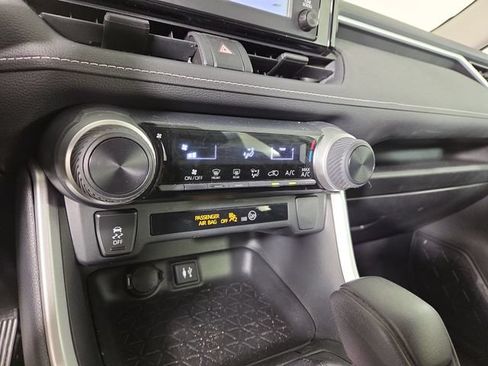 Used 2019 Toyota RAV4 LE w/ Carpet Mat Package FWD image 20