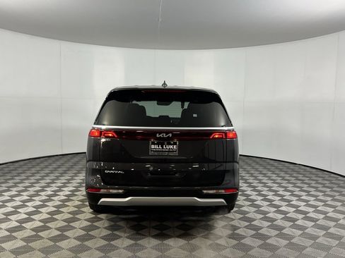 Used 2024 Kia Carnival EX image 7
