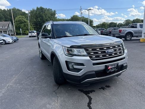 Used 2016 Ford Explorer XLT w/ Equipment Group 202A AWD/4WD image 2
