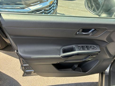 Used 2025 Nissan Pathfinder SV FWD image 18