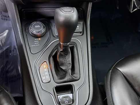 Used 2019 Jeep Cherokee Latitude Plus w/ Comfort/Convenience Group image 10