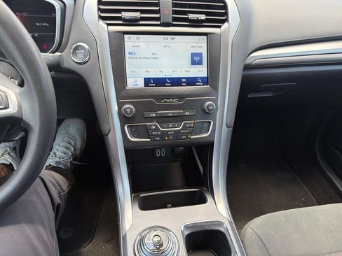 Used 2020 Ford Fusion SE FWD image 14