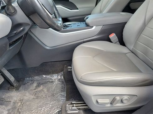 Used 2022 Toyota Highlander XLE image 20