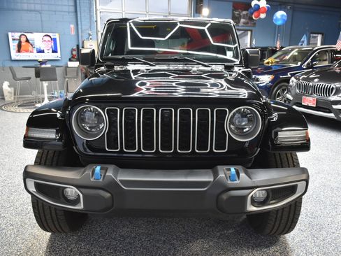 Used 2024 Jeep Wrangler Unlimited Sahara w/ Technology Group image 13