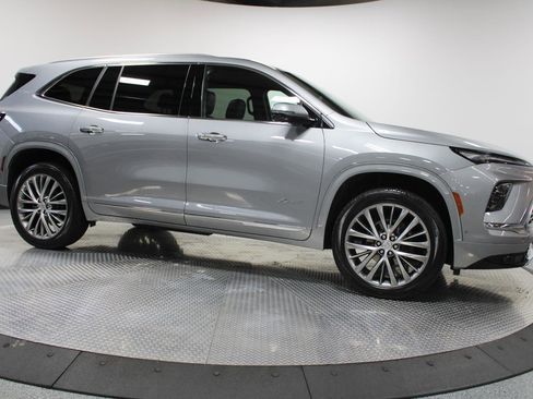 Used 2025 Buick Enclave Avenir image 11