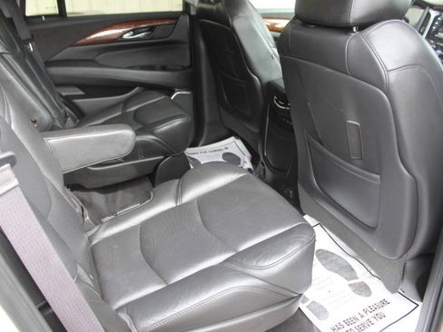 Used 2017 Cadillac Escalade Luxury AWD/4WD image 11