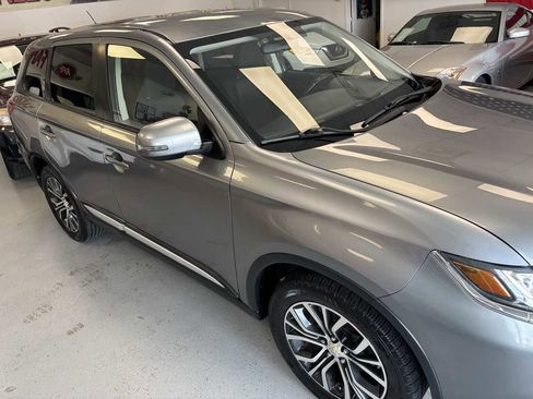 Used 2016 Mitsubishi Outlander SE image 3